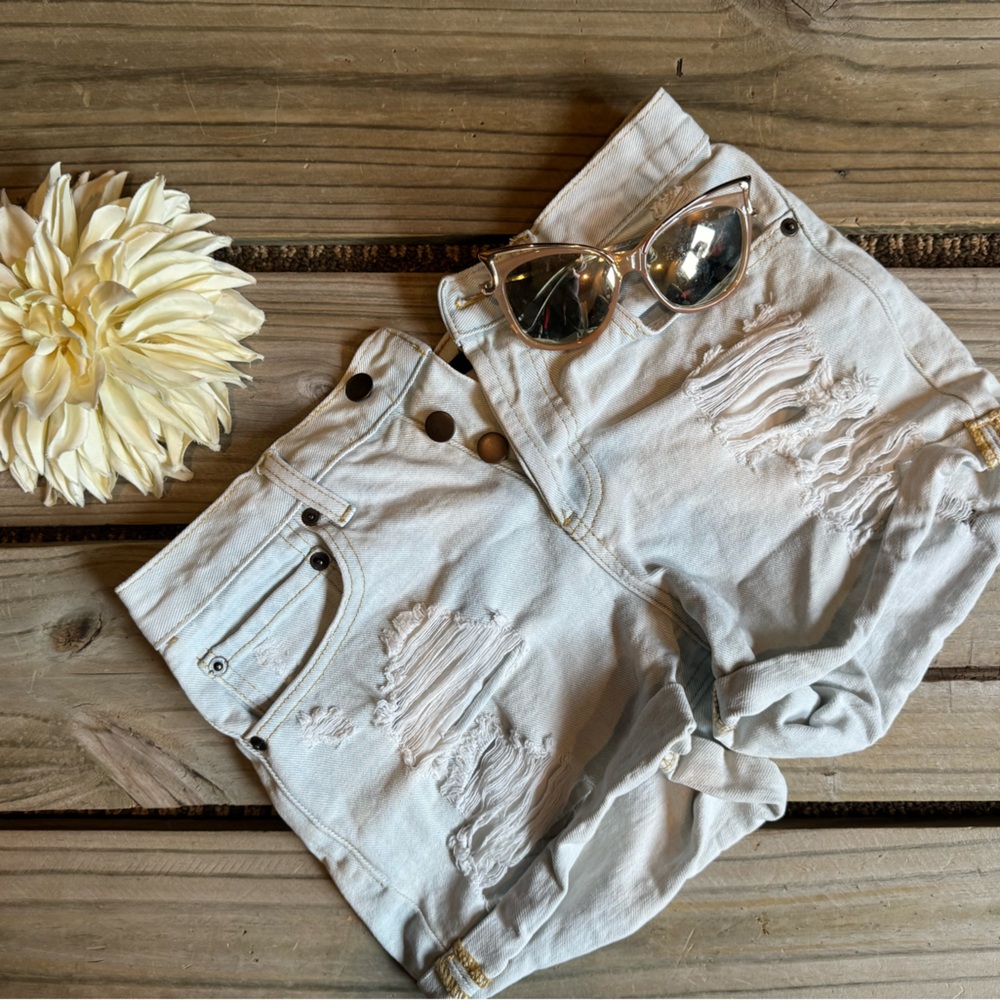 VGW-Forever 21 light wash distressed jean short